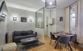 Apartment Center Of Paris By Studio Prestige